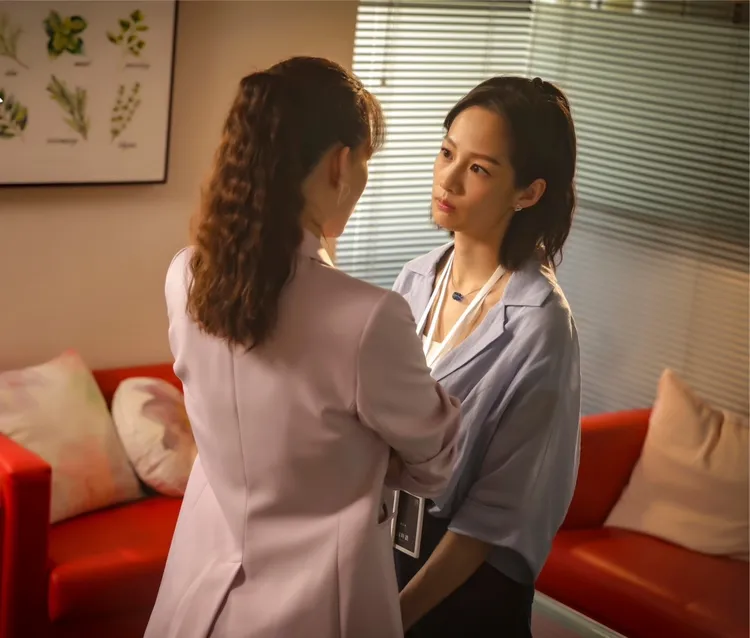 簡嫚書（右）為調查亡夫死因接近紀培慧。時創影業提供