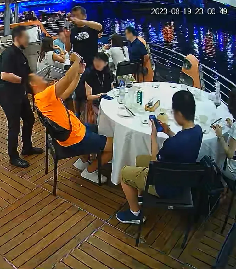 日本顧客看見帝王蟹還開心拍照。翻攝臉書