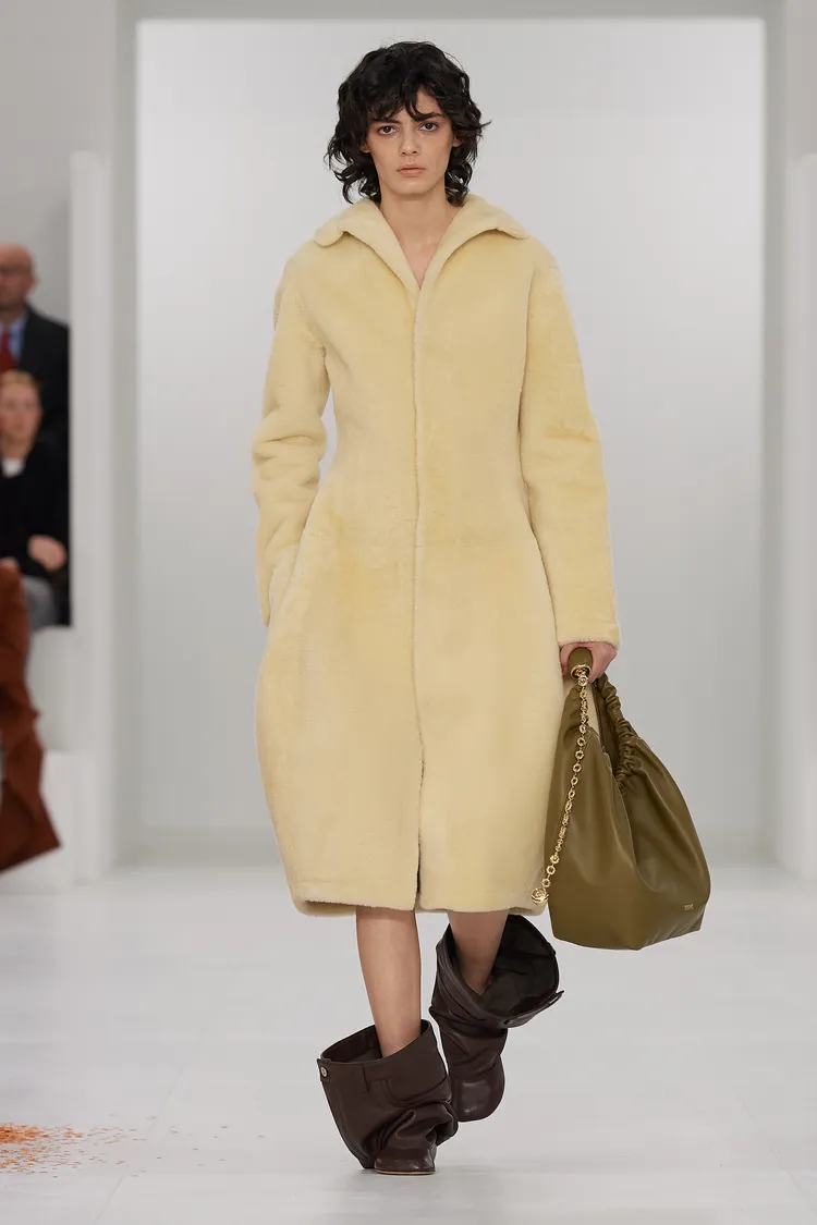 Model在秀上詮釋Squeeze包款。品牌提供