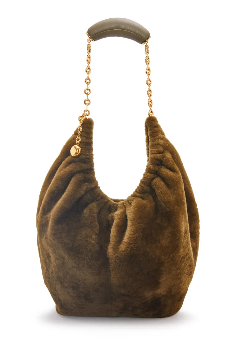 Squeeze棕色毛茸茸中款肩背包，價格店洽。品牌提供