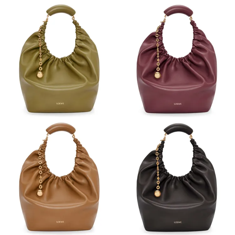 Squeeze Napa小羊皮中款肩背包，各14萬6000元。品牌提供