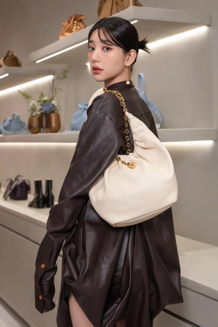 郭雪芙特別喜愛Squeeze包的甜甜圈鍊帶。品牌提供