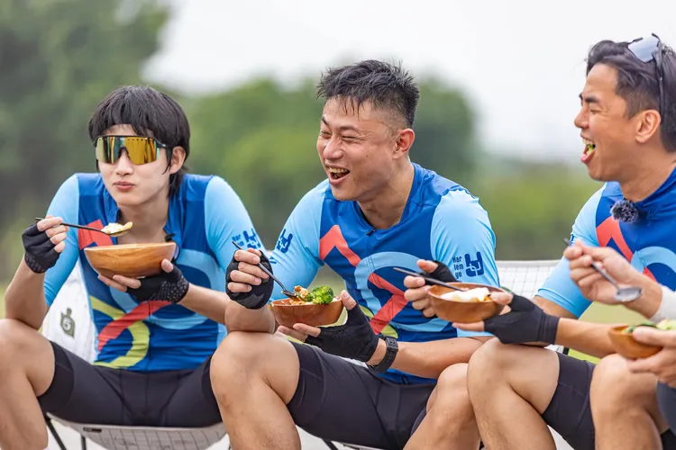 張庭瑚（左一起）、彭小刀、柯有倫，休息吃飯，哈哈大笑。好看娛樂提供