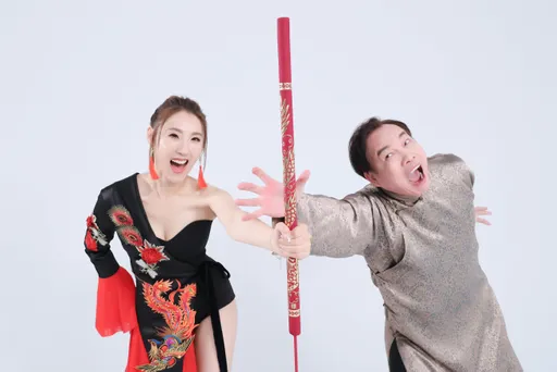 豬哥亮愛女好身材不藏了 女神戰袍爆乳揪康康玩變裝秀