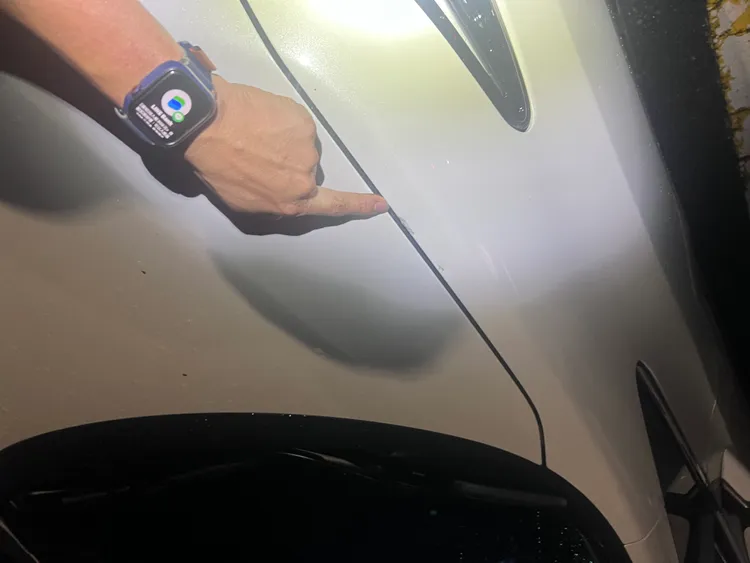 小客車遭噴射火花擊中，估有3處刮傷。翻攝畫面