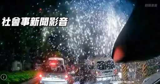 變電箱爆炸！淡水捷運旁「火花瀑布」四濺　騎士急逃、汽車刮傷影片曝光