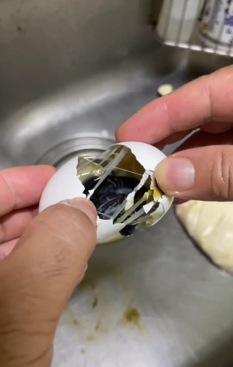 陳美雅爆料，民眾在高雄買到發黑、發臭的雞蛋，令人質疑是不是又買到進口的過期蛋？陳美雅提供