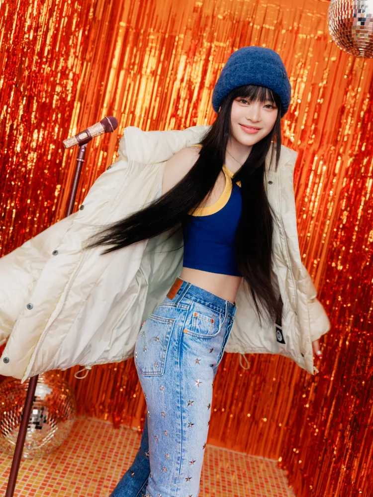 Hanni在褲款上鑲滿星星。品牌提供