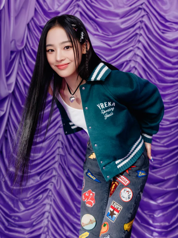 Minji選擇在牛仔褲上貼滿布章。品牌提供