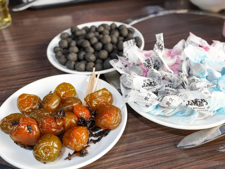 暗黑系伴手禮－巧包豆、竹炭花生。嘉縣府提供