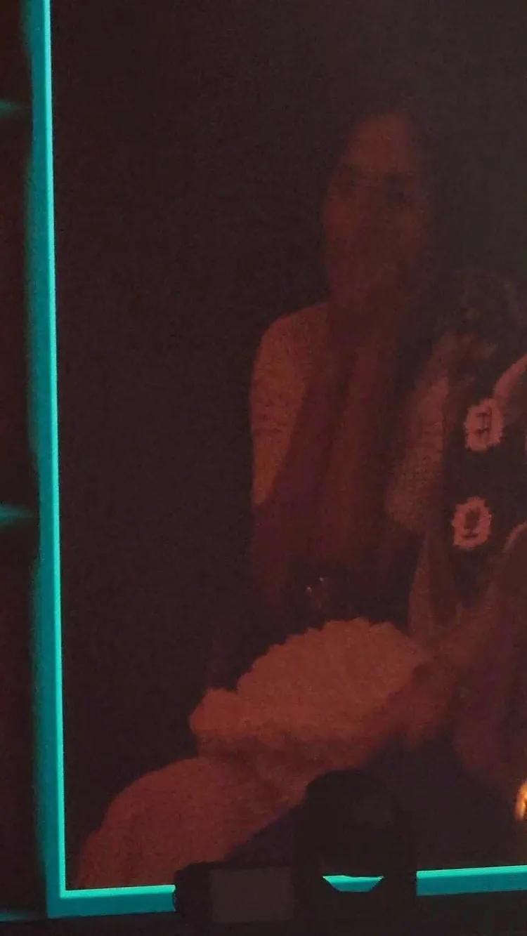 梁耀燮的媽媽被兒子點名，不好意思摀著臉。讀者提供