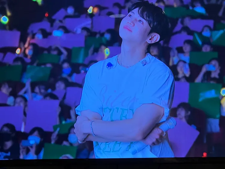 梁耀燮看粉絲的應援影片時，已經紅了眼眶。讀者提供