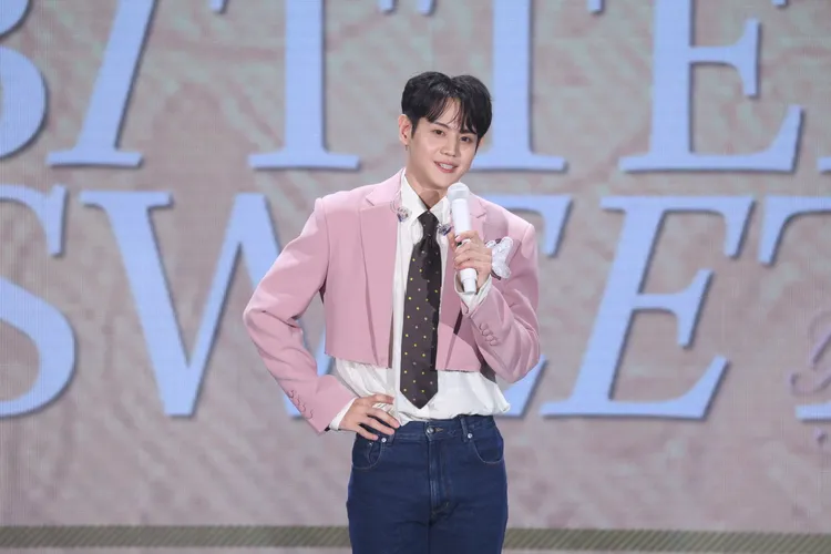 梁耀燮現場接受點歌，直接清唱寵粉，變身行走的CD。攝影中心攝