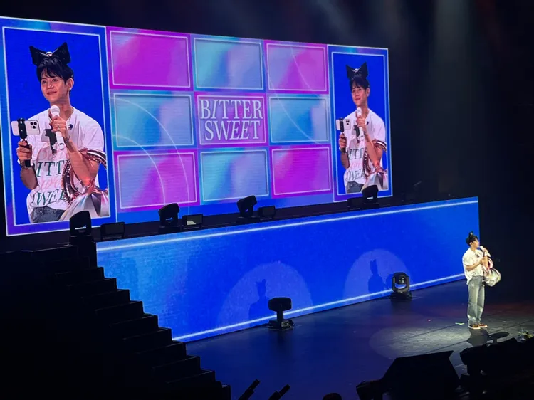 梁耀燮最後帶著貓耳朵，拿著手機拍粉絲，記錄下《LOVE DAY》大合唱。讀者提供