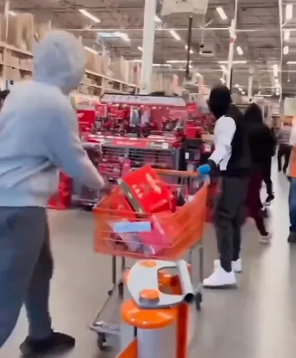 帽T搶匪闖修繕用品大賣場，用購物車裝走高價工具。翻攝推特