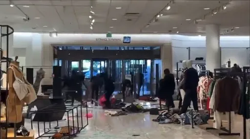 美國「零元購」太囂張 精品店遭快閃掠奪、超市牙膏要上鎖