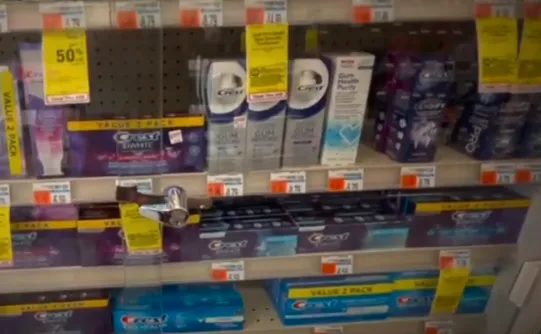 牙膏、止汗劑等低價位小商品，超市也要上鎖防止順手牽羊。翻攝Reddit
