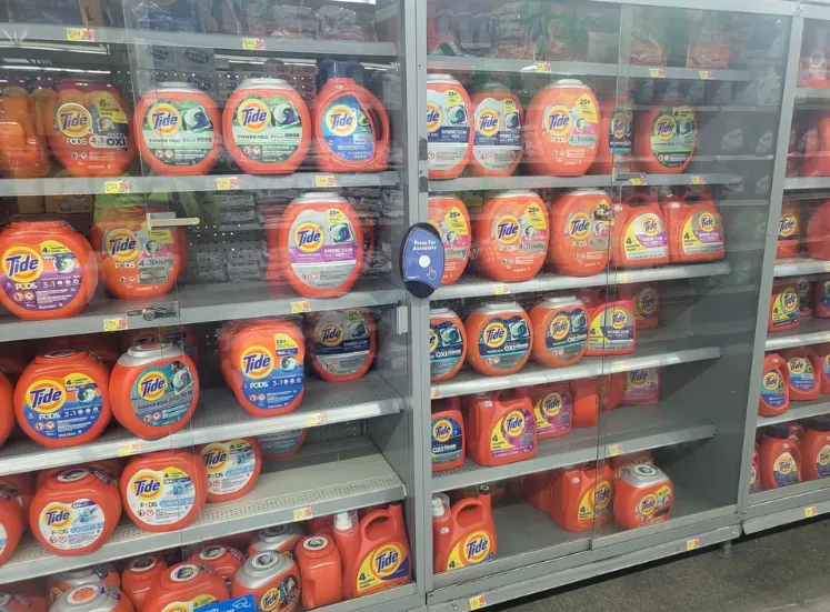 零售業者連洗衣精貨架都裝上門鎖。翻攝Reddit