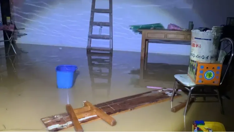 民宅內淹水，家具泡水。（民眾提供）記者新聞網