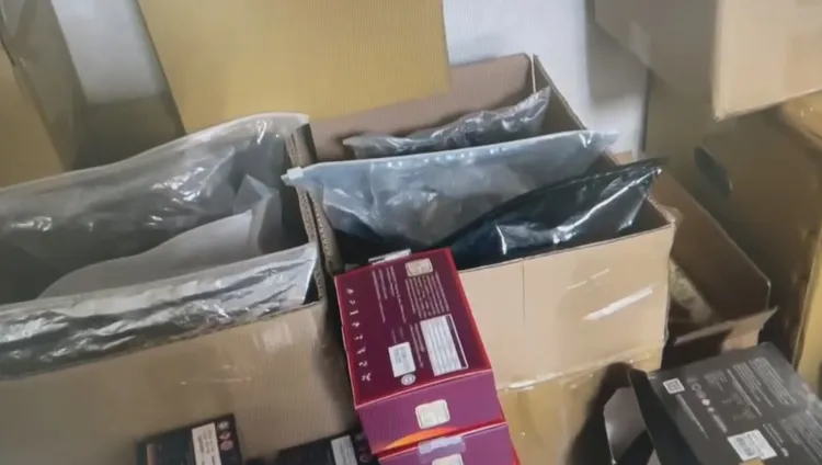 警方前往南港區某民宅地下室搜索。翻攝畫面