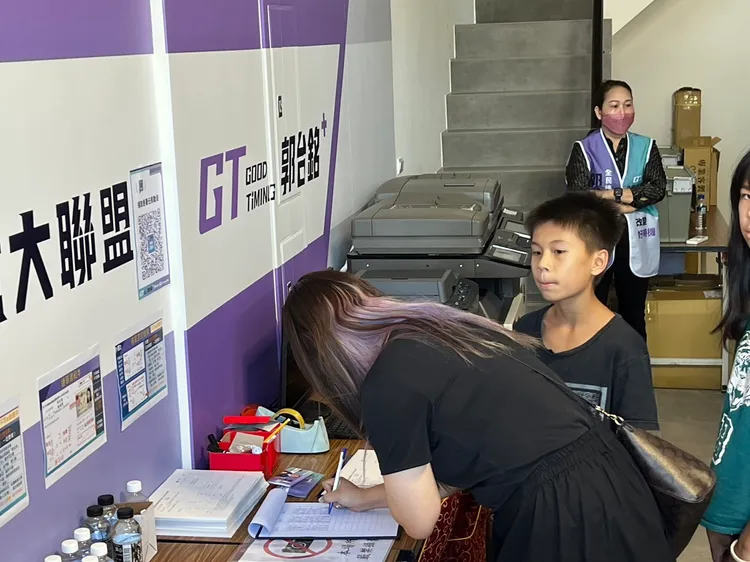 民眾到郭台銘連署站簽名。鮮明攝