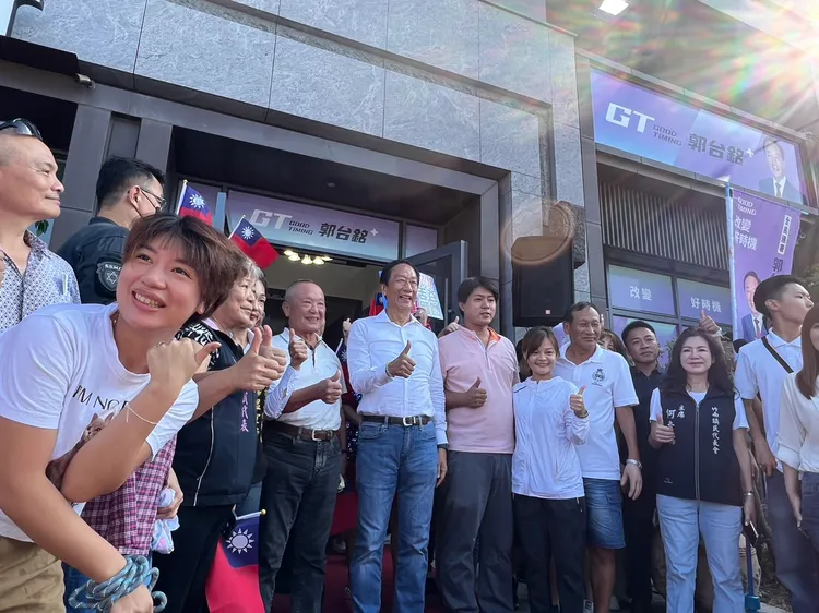 郭台銘今天到苗栗頭份連署站了解連署情況。鮮明攝