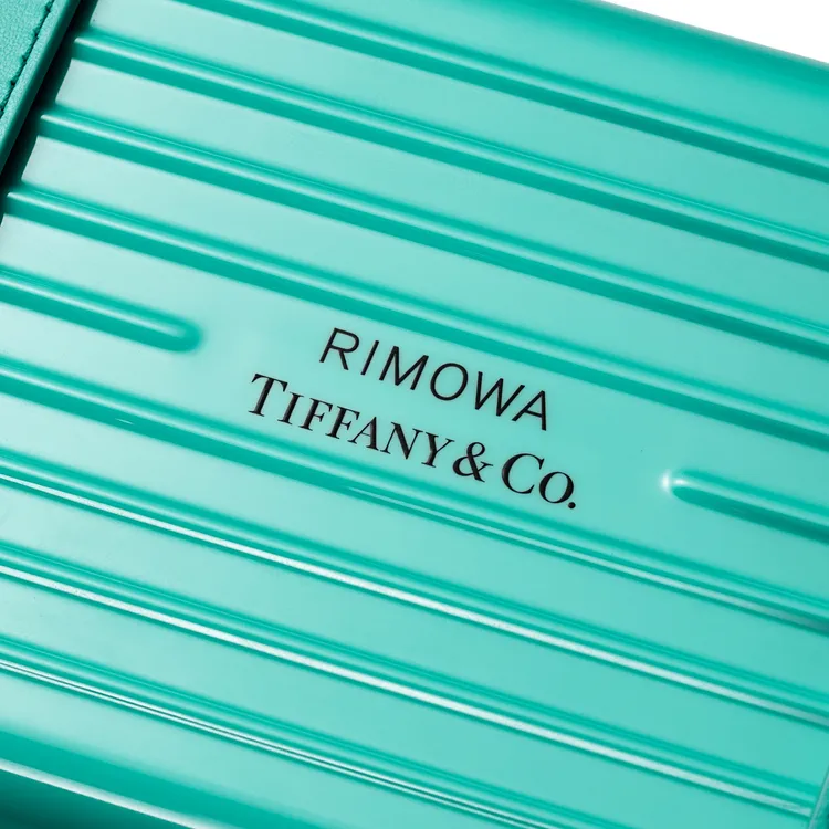 迷你廂外觀中央刻有2品牌的品牌標誌。品牌提供