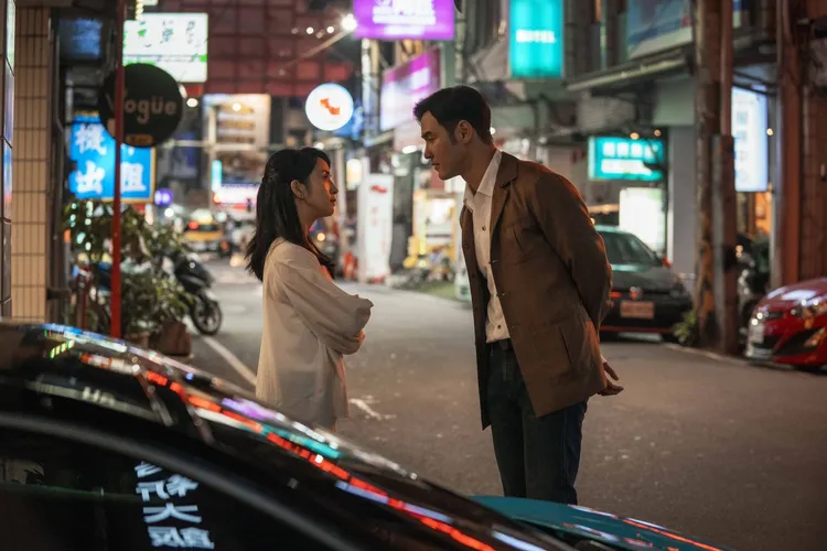 阮經天（右）在《車頂上的玄天上帝》中積極追求林依晨。甲上提供