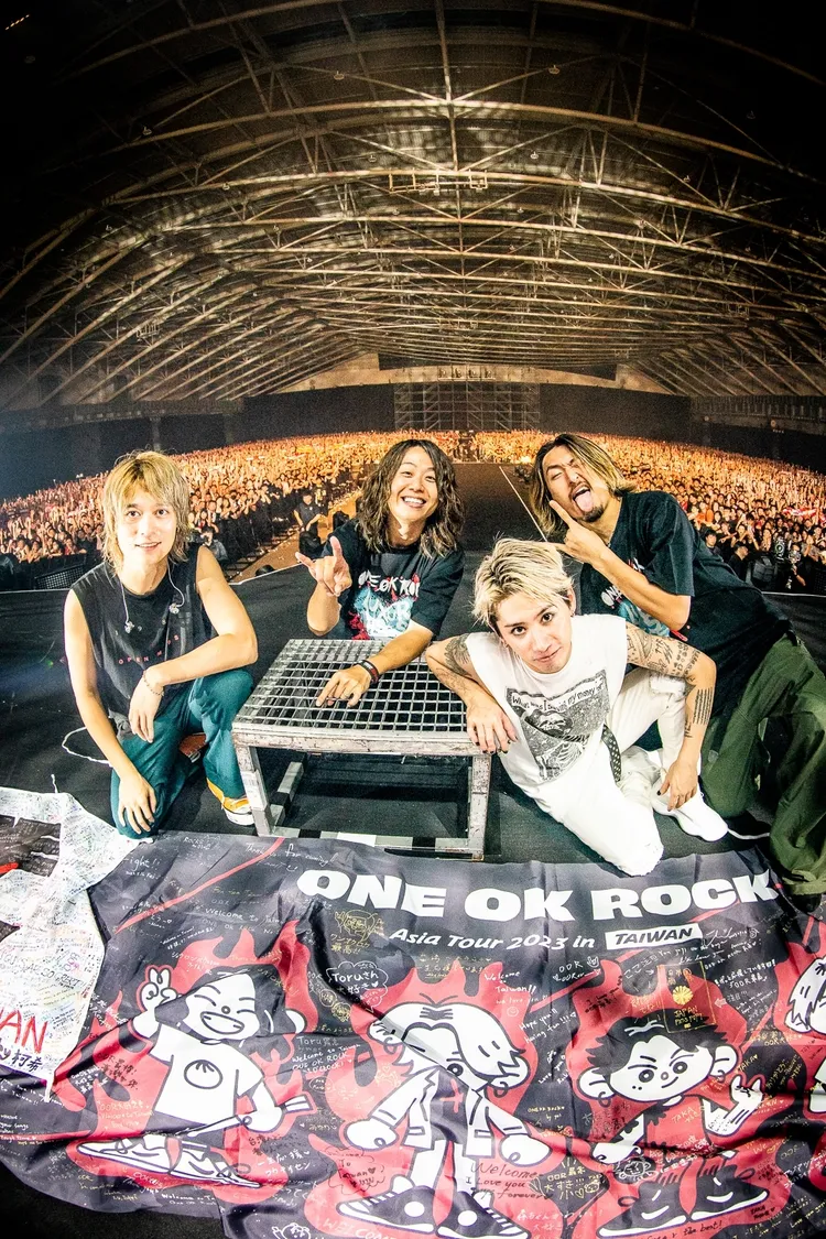 ONE OK ROCK在台北第一場演出結束後，與粉絲的布條合影。Rui Hashimoto、雅慕斯娛樂、必應創造 B'in Live提供