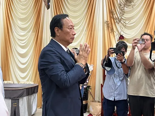 屏東爆炸9死百傷!永齡基金會捐3600萬 郭台銘上香致意殉職勇消:你們是英雄