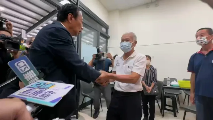 郭台銘慰問死者家屬。讀者提供