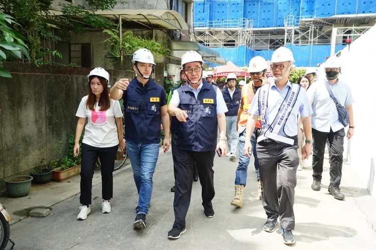 蔣萬安和李四川到災區慰問災民。北市府提供