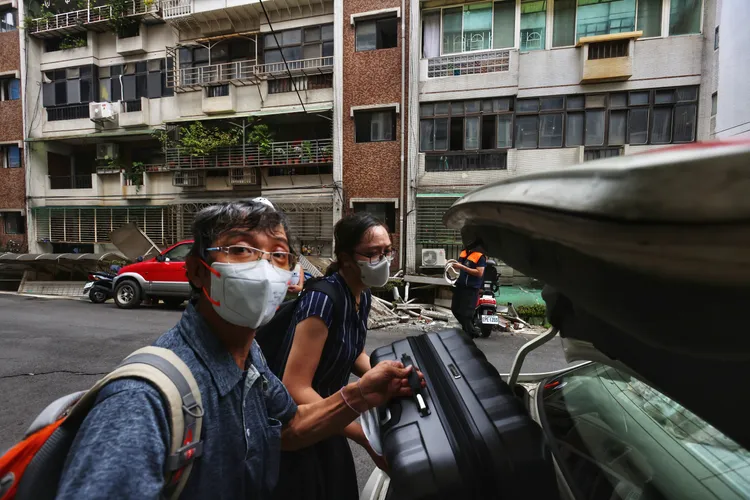 大直民宅傾斜受災戶返家領取物品。林林攝