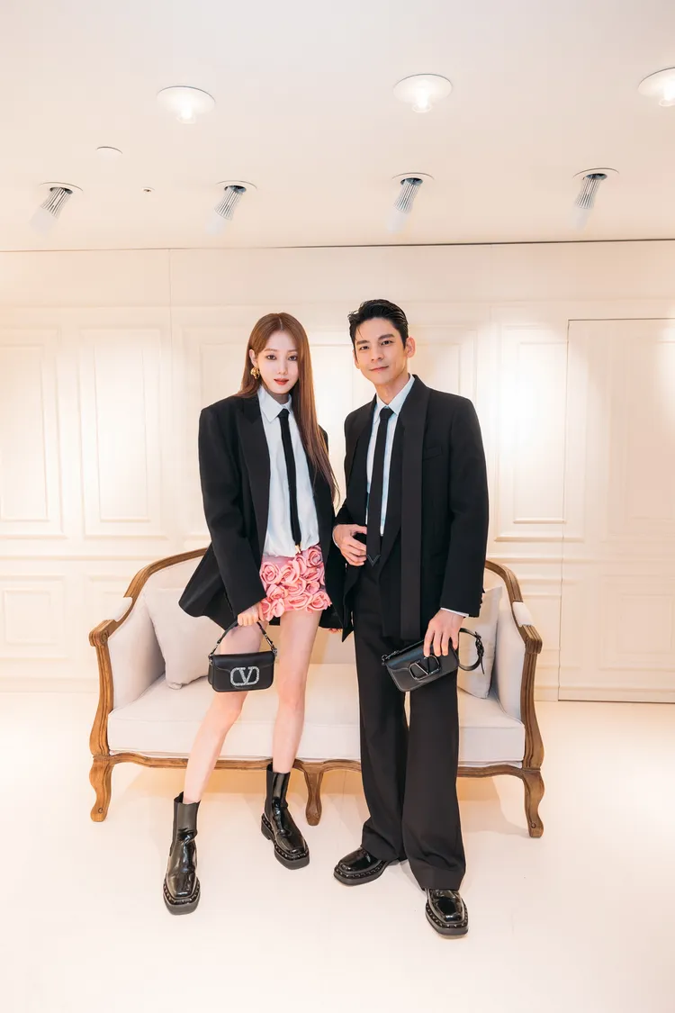 韓國女神李聖經（左）與台灣男星林柏宏在Valentino於香港舉辦Black Tie 2023秋冬系列發表派對上合影。品牌提供