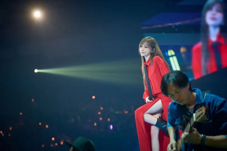 單側開衩的設計讓王心凌性感秀出大腿。品牌提供