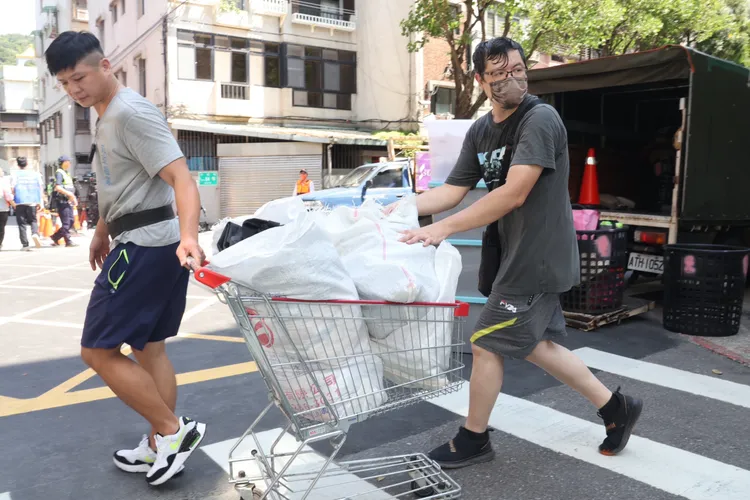 塌陷戶回屋取物。資料照