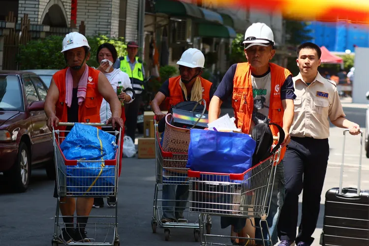 塌陷戶回屋取物。資料照