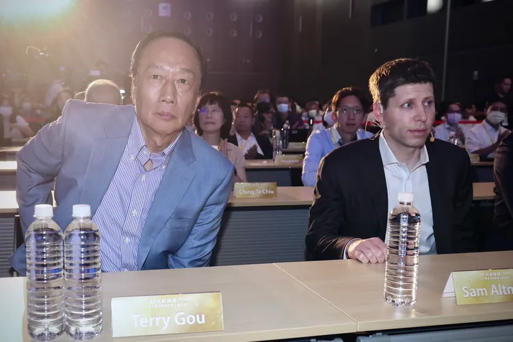 郭台銘(左)與奧特曼(右)。林林攝