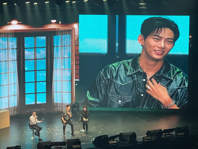 玉澤演搧風露出胸肌，引起台下粉絲陣陣尖叫。讀者提供