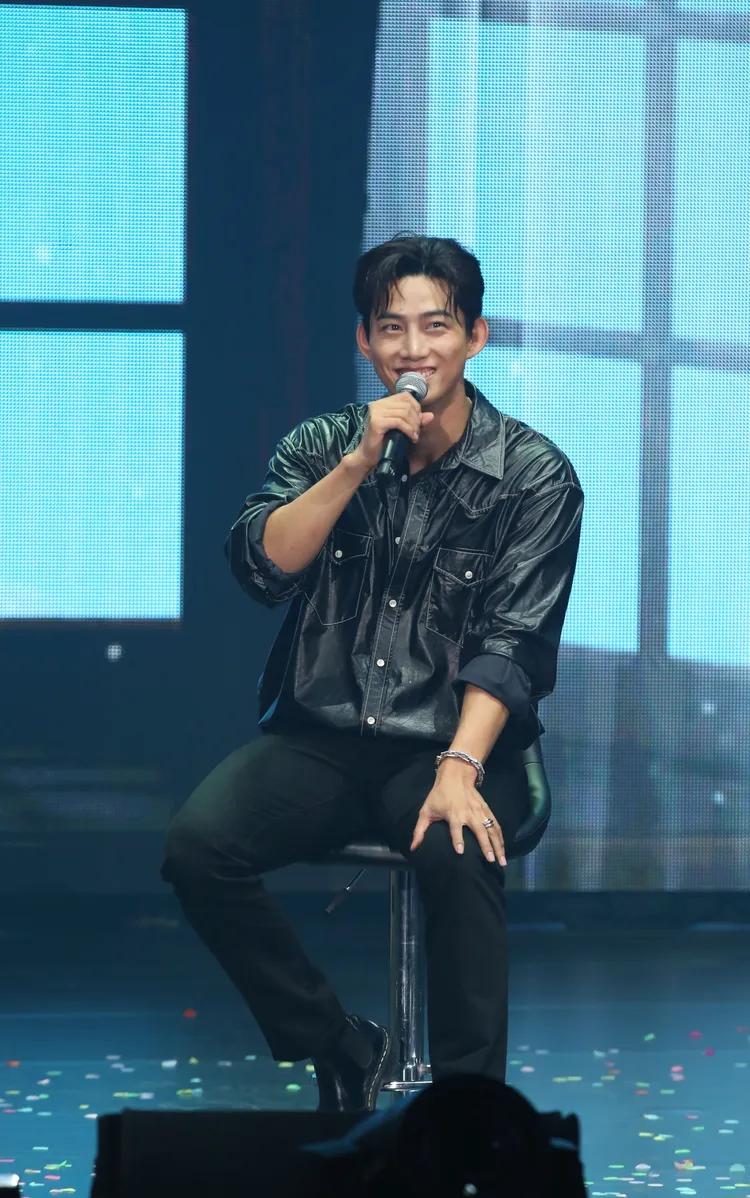 玉澤演看得懂繁體字，一個字一個字念出粉絲寫的中文心願，令人驚艷。讀者提供