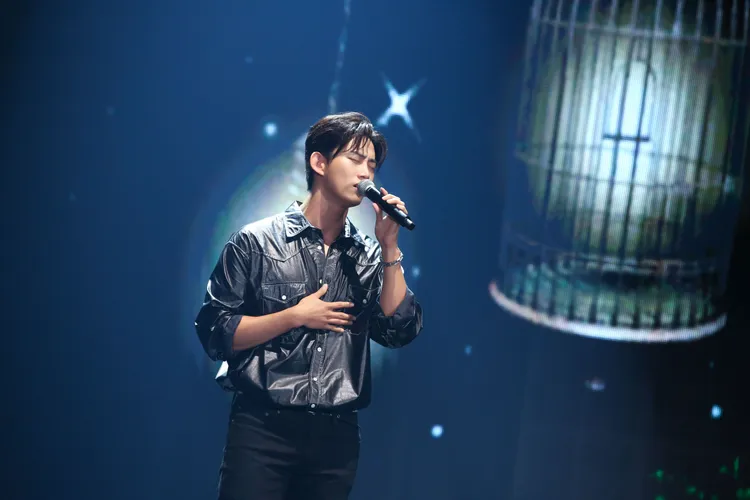 玉澤演搞笑說要對15年前剛出道的自己，報樂透中獎號碼。寬宏藝術提供