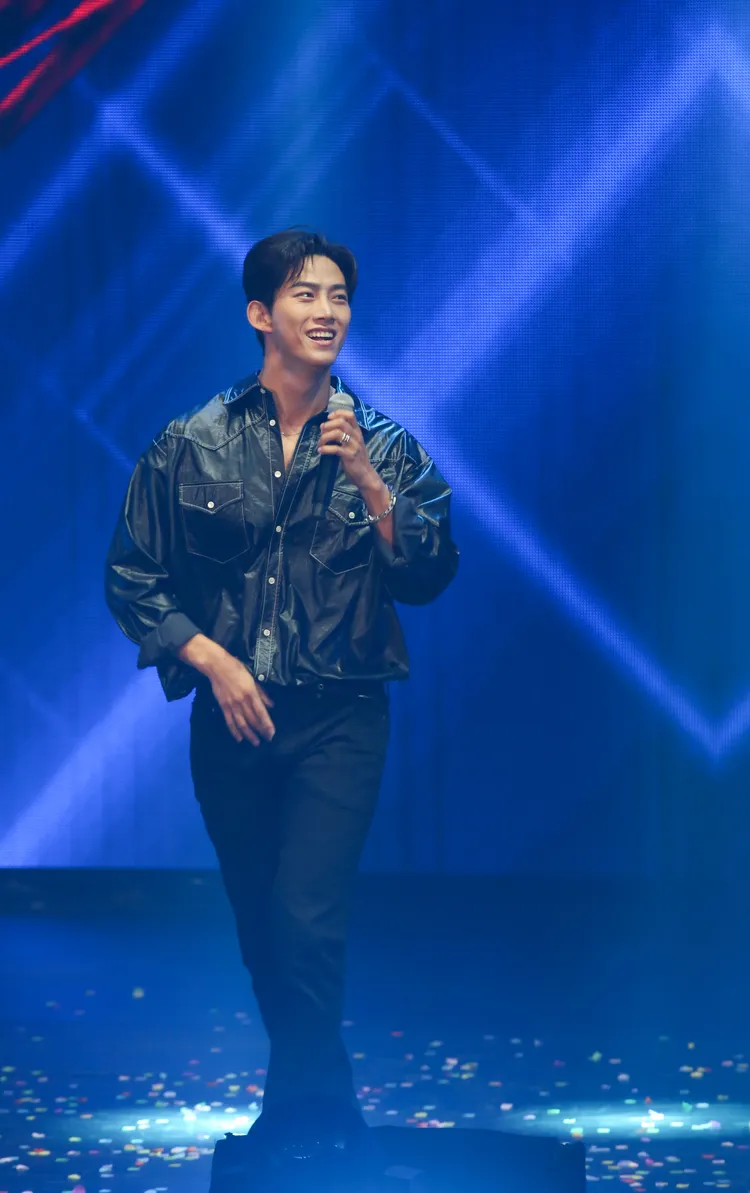 玉澤演對自己的表現不滿意，自嘲其他場封麥不唱《I Revive》了。讀者提供