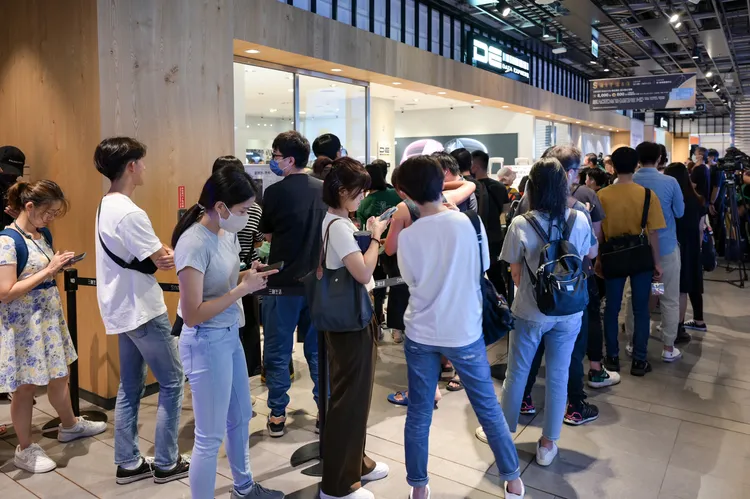 德誼數位三創門市一早即湧現排隊人龍。業者提供