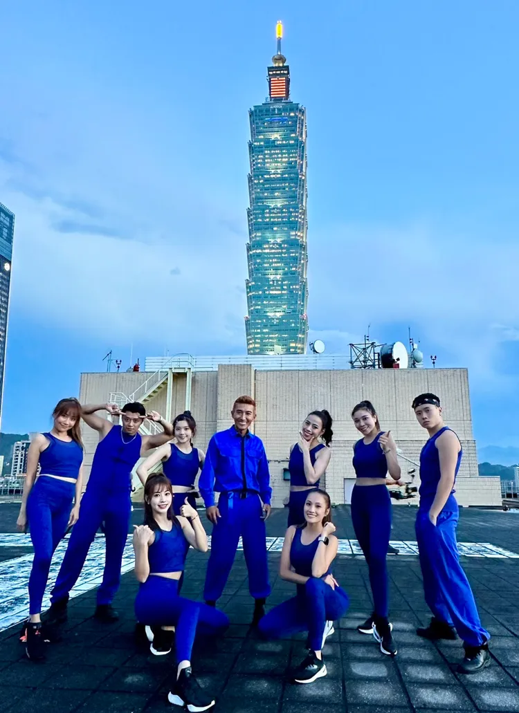 潘若迪（中）新歌MV將101美景拍攝其中。艾迪昇傳播提供