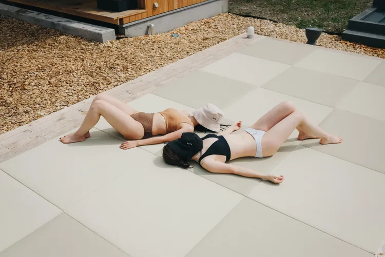 星空榻榻米區域，鋪陳日式溫潤的基調，帶給旅人寧靜的療癒感，仰躺擺脫忙碌的日常節奏，感受自然的脈動。小鹿文娛提供