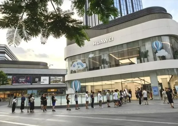 全國多地華為門市出現排隊盛況。翻攝快科技