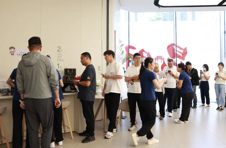 位於昆明的華為門市出現搶購Mate 60 Pro的排隊盛況。翻攝中國日報網