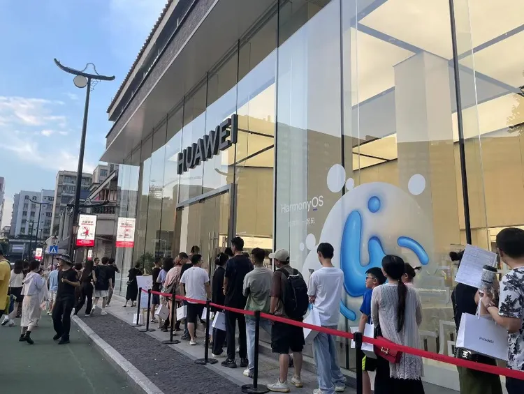 Mate 60系列預購者在華為門市排隊領新機。翻攝上證報中國證券網