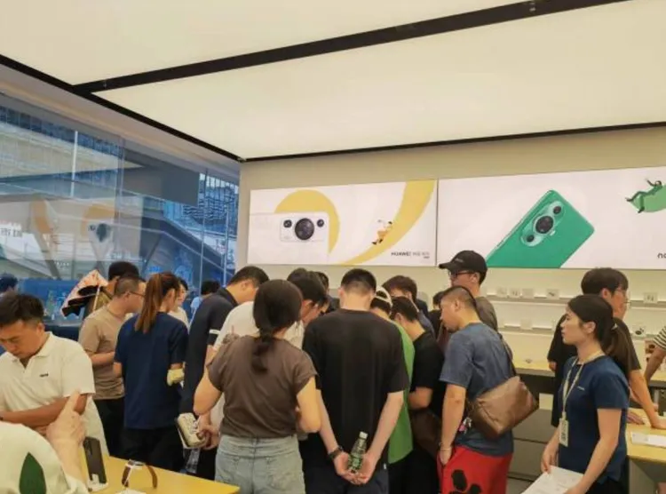 華為「華強電子廣場店」店內人潮。翻攝南方網