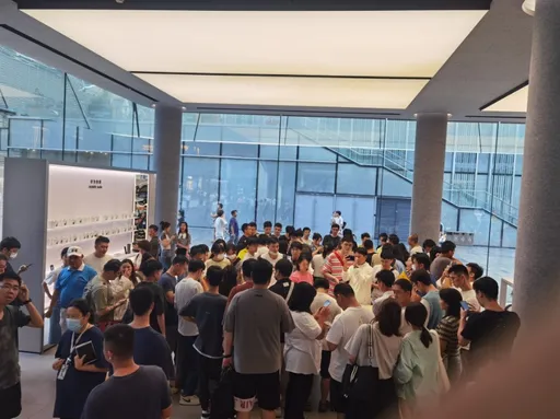 中國多地湧Mate 60 Pro搶購潮　華為門市被擠爆